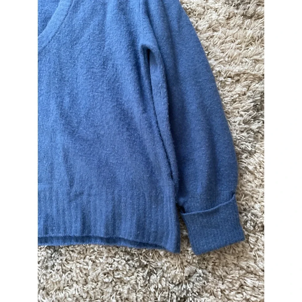 Elan Womens Blue Fuzzy V-Neck Sweater‎ Long Sleeve Ribbed Cuffs Size Medium
